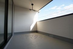 同仕様写真。幅広のインナーバルコニーは多少の雨でも洗濯物を守ってくれ、家事を助けてくれること間違いなし。眩しすぎる日差しも和らげます。