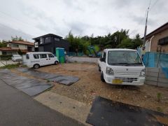 駐車スペースはゆとりある最大5台分を確保。マイカー用に、お客さま用に、余裕を持ってご利用いただけます。