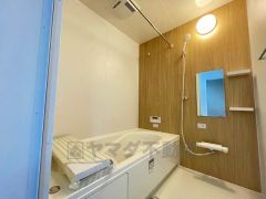 1日の疲れを癒すくつろぎのバスルーム。足を伸ばしてもゆったりと入れるサイズです。お子様と一緒にお風呂に入っても狭くないですね^^