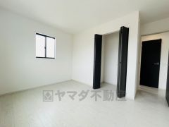 全居室にはたっぷり収納できる大型クローゼットを設置しています。窓には断熱性・保温性にすぐれ、省エネ効果のあるペアガラスを採用。冬には結露を防止します。