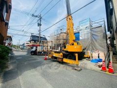 前面道路は西側公道6ｍ．車の離合もスムーズで余裕を持って駐車も出来ます＾＾