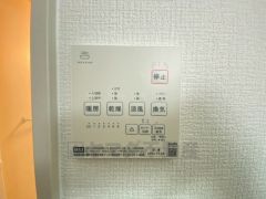 浴室暖房乾燥機には、暖房、乾燥、涼風、換気の4つの機能が付いています。タイマー付きです。
