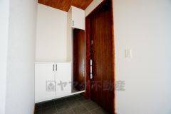 同仕様写真。たっぷり収納できるシューズボックスです。家族全員の靴がきれいに整頓できます。棚の上にお花や写真を飾っても良いですね。