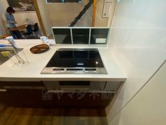 お手入れのしやすいIHクッキングヒーターです。 3口コンロなので、効率よくお料理が楽しめます。毎日のお料理も楽しくなりますね＾＾