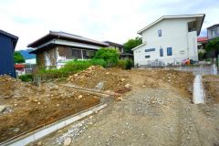 コンビニまで徒歩4分。スーパーまで徒歩6分。ドラッグストア徒歩5分。