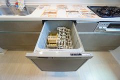 時間を大幅に短縮できる食器洗浄乾燥機付きキッチンです＾＾冬場の洗い物で手荒れの悩みもなくなります。