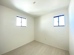 2面採光を確保した明るい室内は、風通しも良く、大変居心地の良い空間となっております。