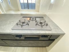 3種類の料理が同時に調理できる、3口ガスコンロ。忙しい夕食の支度時間が短縮できて効率よくお料理が楽しめます。