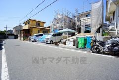 前面道路は約6と広く駐車がスムーズ＾＾ 交通量も少なく小さなお子様がいるご家庭も安心です＾＾ 南向きで陽当たり良好です＾＾