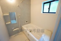 1日の疲れを癒すくつろぎのバスルーム。足を伸ばしてもゆったりと入れるサイズです。お子様と一緒にお風呂に入っても狭くないですね^^