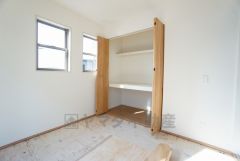 住む人のこだわりを活かす洋室＾＾日当たりがよく、寝室としての利用もおすすめ。ウォークインクローゼットもあり荷物もすっきり片付けれ、ゆとりのある暮らしが出来ます＾＾