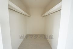 収納力豊富なウォークインクローゼット付き。洋服や小物などを1箇所にまとめて美しい収納を実現します。