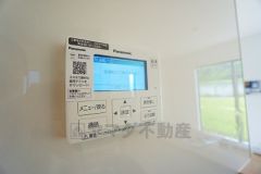 キッチン横からお湯張り、追い炊き、足し湯がボタン一つで楽々操作できる給湯機リモコンです＾＾忙しい夕飯の準備の時間帯に重宝しますね。