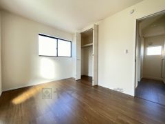 明るい洋室です。ナチュラル色のフローリングで開放的な優しい雰囲気になっています＾＾ベッドや机、ＴＶを置いてもゆとりのある広さです。