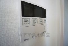 キッチン横からお湯張り、追い炊き、足し湯がボタン一つで楽々操作できる給湯機リモコンです＾＾忙しい夕飯の準備の時間帯に重宝しますね。