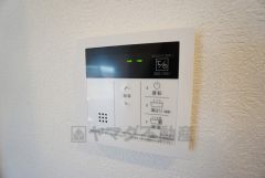 給湯器リモコンはキッチン横からボタンひとつで操作が楽々。通話ボタン付きでお子様とも会話ができて安心です。