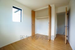 木目調のシンプルデザインで落ち着きと安らぎの空間に仕上げています。各部屋に収納が完備されているので、お荷物が多くなっても安心の設計です。