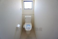 温水洗浄機付トイレです。節水機能もあるので、安心して使えますね。もちろん、1階2階の2ヶ所にトイレがあるので、忙しい朝にもゆとりができますね。