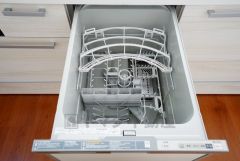 同仕様写真。家事の時間が短縮できる食器洗浄乾燥機付。後片付けもラクラクです。 食器を洗う手間が減るので家族とのコミュニケーションの時間や自分の時間が増えますね。