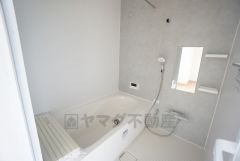 1坪サイズの浴室は、足をのばしてリラックスできます。浴室乾燥機付きなので、雨の日も気にせず洗濯物が干せます。