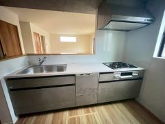 対面式カウンターキッチンでお子様の様子が見守れます。カウンタートップは耐熱性に優れており、日ごろのお掃除もふき取るだけでＯＫ。ステンレスシンクも簡単にお掃除できますよ。