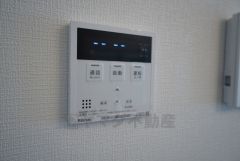 給湯器リモコンはキッチン横からボタンひとつで操作が楽々。通話ボタン付きでお子様とも会話ができて安心です。