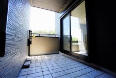 同仕様写真。インナーバルコニーは洗濯物を守りやすく、眩しすぎる日差しも和らげます。