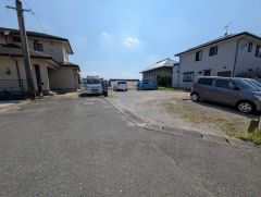 前面道路は公道北側約6ｍ、東側約5ｍ。