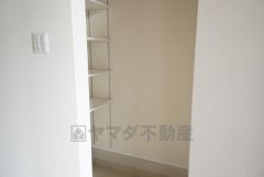シューズインクローゼットも完備されており、玄関収納も問題ありません。棚の上にお花など飾ってインテリアも楽しめますね。