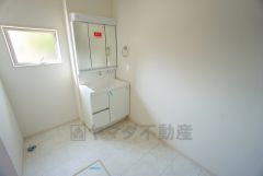 同仕様写真。三面鏡つき洗面台。収納も一体型になっているので、ドライヤーやヘアアイロンの置き場に困りませんね。