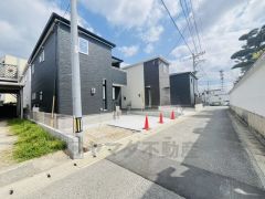 前面道路は交通量が少なく小さなお子様がいるご家庭も安心です＾＾大型車両の通行も無く静かで快適な生活を送れます。