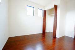 暖かい日差しが差し込む洋室。たっぷり収納できるクローゼット付きでお部屋の中をすっきりと快適に保てます。