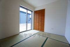 リビングからの続き間として和室をご用意しました。普段はリビングとつなげて開放的なスペースとして。来客時には客間としてお使いいただけます。