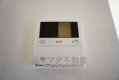同仕様写真。キッチン横からお湯張り、追い炊き、足し湯がボタン一つで楽々操作できる給湯機リモコンです＾＾忙しい夕飯の準備の時間帯に重宝しますね。