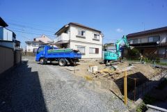 前面道路は居住者の通行のみで交通量が少なく小さなお子様がいるご家庭も安心です＾＾ カースペースは停めやすい並列駐車2台付き。
