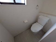 温水洗浄機付トイレです。節水機能もあるので、安心して使えますね。もちろん、1階2階の2ヶ所にトイレがあるので、忙しい朝にもゆとりができますね。