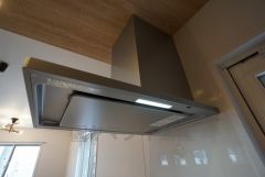 調理により発生する油煙や臭いを吸い込み、屋外へ排気してくれます。
