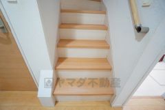 ご年配の方でも安心できる、手すり付き階段です＾＾段差も低めで設定されてますので安全性にも優れてますね＾＾