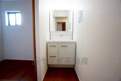 鏡の後ろはたっぷりの収納スペースを確保。歯みがきセットや化粧品などいつでもスッキと片付けることができます。