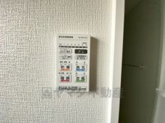 雨の日の洗濯も安心できる浴室暖房乾燥機付き浴室。リモコンで操作もボタン1つで簡単。 浴室暖房乾燥機には、暖房、乾燥、涼風、換気の4つの機能が付いています。タイマー付きです。