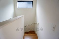 階段は段数を通常より1段多く段差を低く設定し、足元灯も完備。より安全な階段を追求しました。