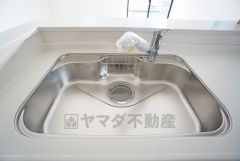 大きな鍋などもラクラク洗えるワイドサイズを採用。排水口が奥なので水の流れもスムーズです。浄水器内蔵型シャワー水栓つき。