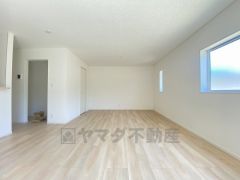 断熱性能の窓ガラスを採用。省エネ、光熱費カットにも貢献します。 夏は涼しく、冬は暖かく快適に過ごせます。