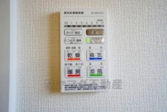 浴室暖房乾燥機には、暖房、乾燥、涼風、換気の4つの機能が付いています。タイマー付きです。