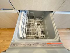 家事の時間が短縮できる食器洗浄乾燥機付。後片付けもラクラクです。 食器を洗う手間が減るので家族とのコミュニケーションの時間や自分の時間が増えますね。