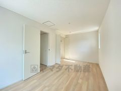 主寝室としてお使いいただけそうなこちらのお部屋は、日当たりが良く、爽やかな風を感じて起きる朝は、快適生活の始まりに。