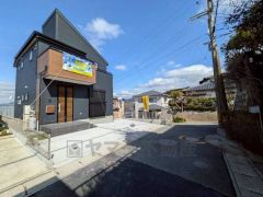 北東側3.7ｍ、南東側3.9ｍ。 西鉄バス「庄」停徒歩13分。コンビニ・スーパーまで徒歩14分圏内＾＾