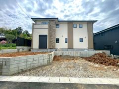 カースペースは停めやすい並列駐車2台付き。