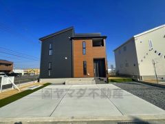 駐車スペースはゆとりある4台分を確保。マイカー用に、お客さま用に、余裕を持ってご利用いただけます。