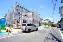 前面道路は南側約6ｍ。車の離合もスムーズです＾＾ コンビニ徒歩6分。スーパー徒歩10分。 周辺環境が充実＾＾
